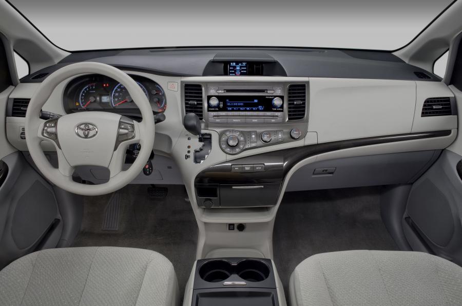  Toyota Sienna LE 2010 года  (фото 24 из 52)